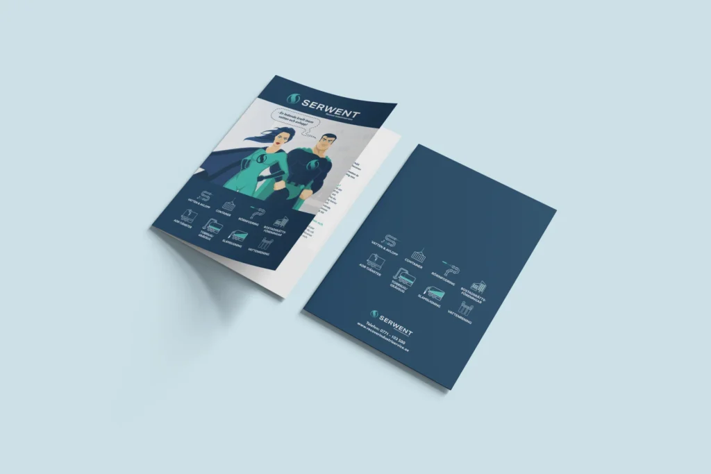 Två broschyrer på en ljusblå yta, den ena öppen med illustrerade superhjältefigurer och SERVNET-logotypen, den andra stängd med ikoner och kontaktinformation på baksidan.