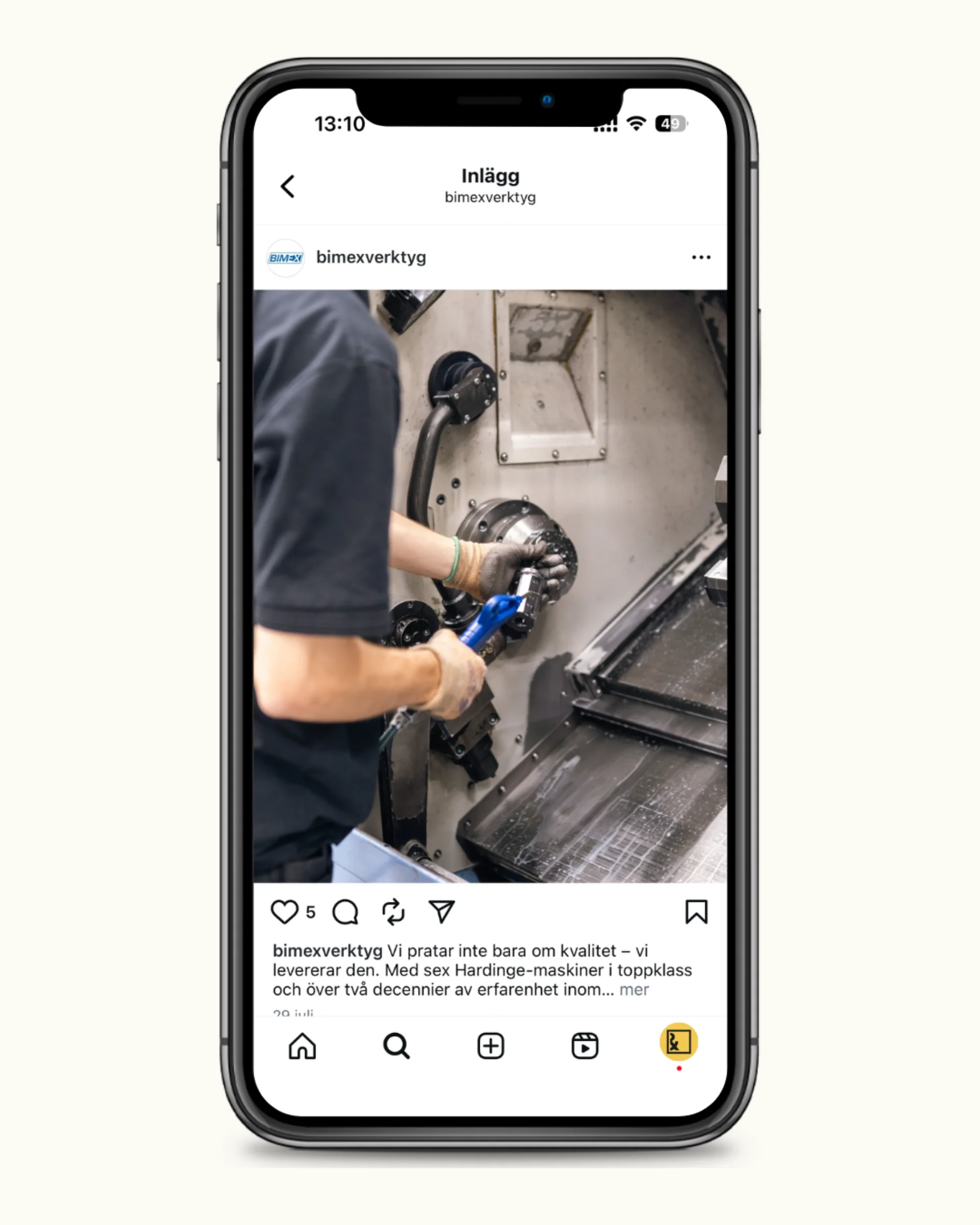 En person manövrerar en stor industrimaskin och använder ett verktyg på en metallkomponent i en fabriksmiljö. Bilden visas på en smartphoneskärm som visar ett Instagram-inlägg.