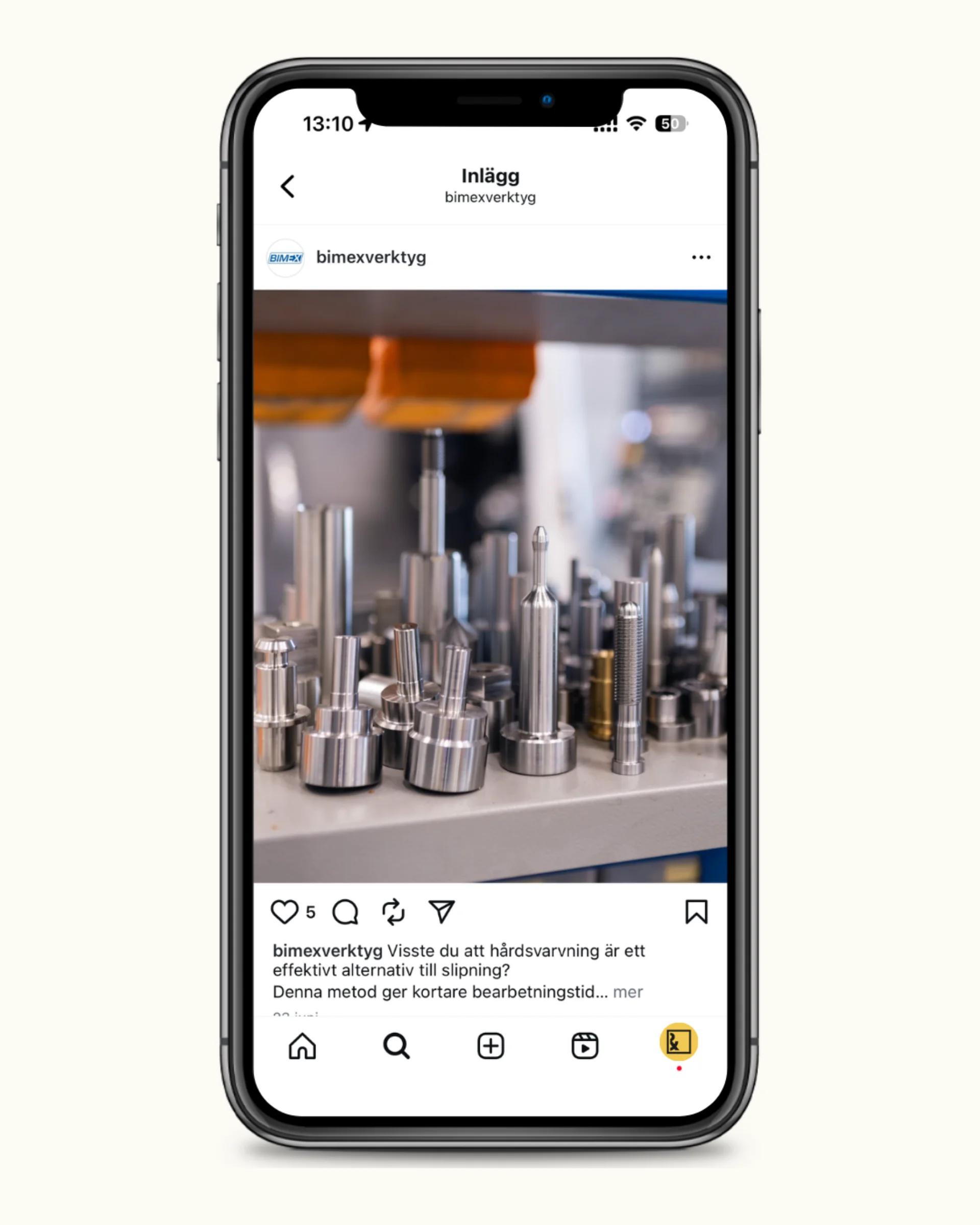 En smartphone visar ett Instagram-inlägg med olika verktygsdelar i blank metall prydligt placerade på en hylla i en verkstadsmiljö.