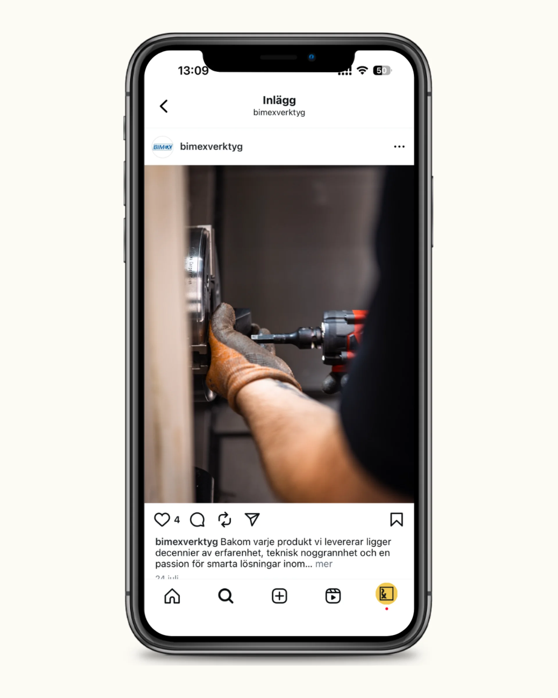 En smartphone visar ett Instagram-inlägg som visar en handskbeklädd hand som använder ett elverktyg på en metallmaskin, med bakgrunden något suddig. Bildtexten är skriven på svenska.