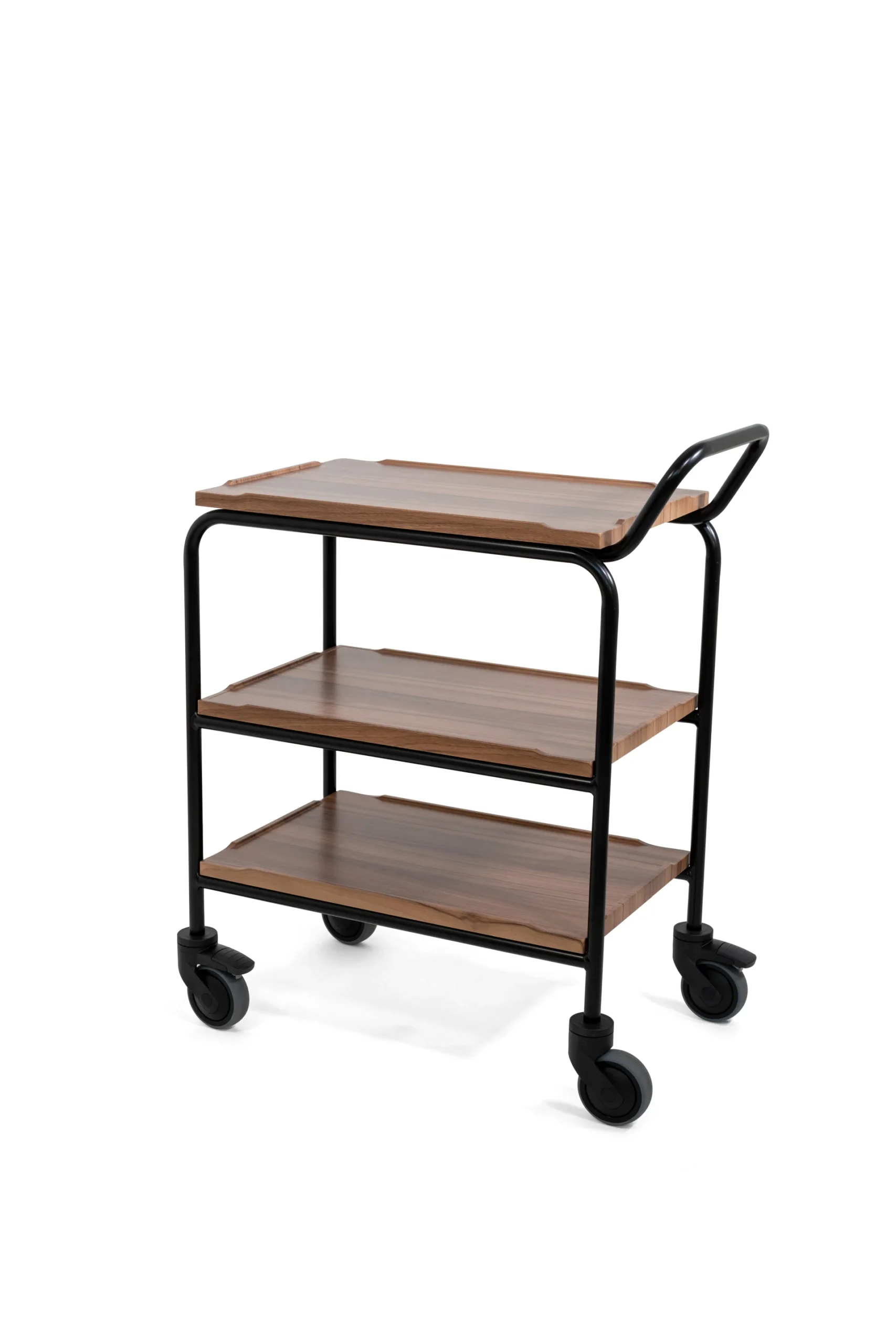 En tredelad barvagn med svart metallram, hyllor av trä, handtag på ena sidan och fyra svarta länkhjul mot en vit bakgrund.