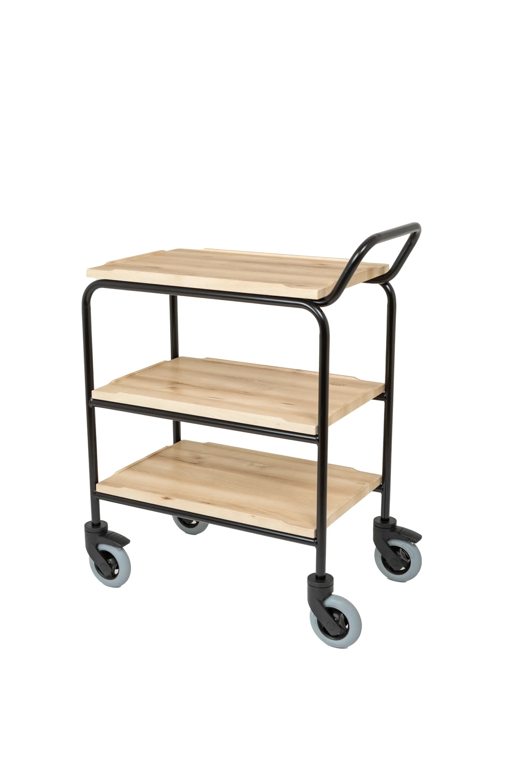 En tredelad rullvagn med hyllor i ljust trä, en svart metallram, ett handtag på ena sidan och fyra svängbara länkhjul.