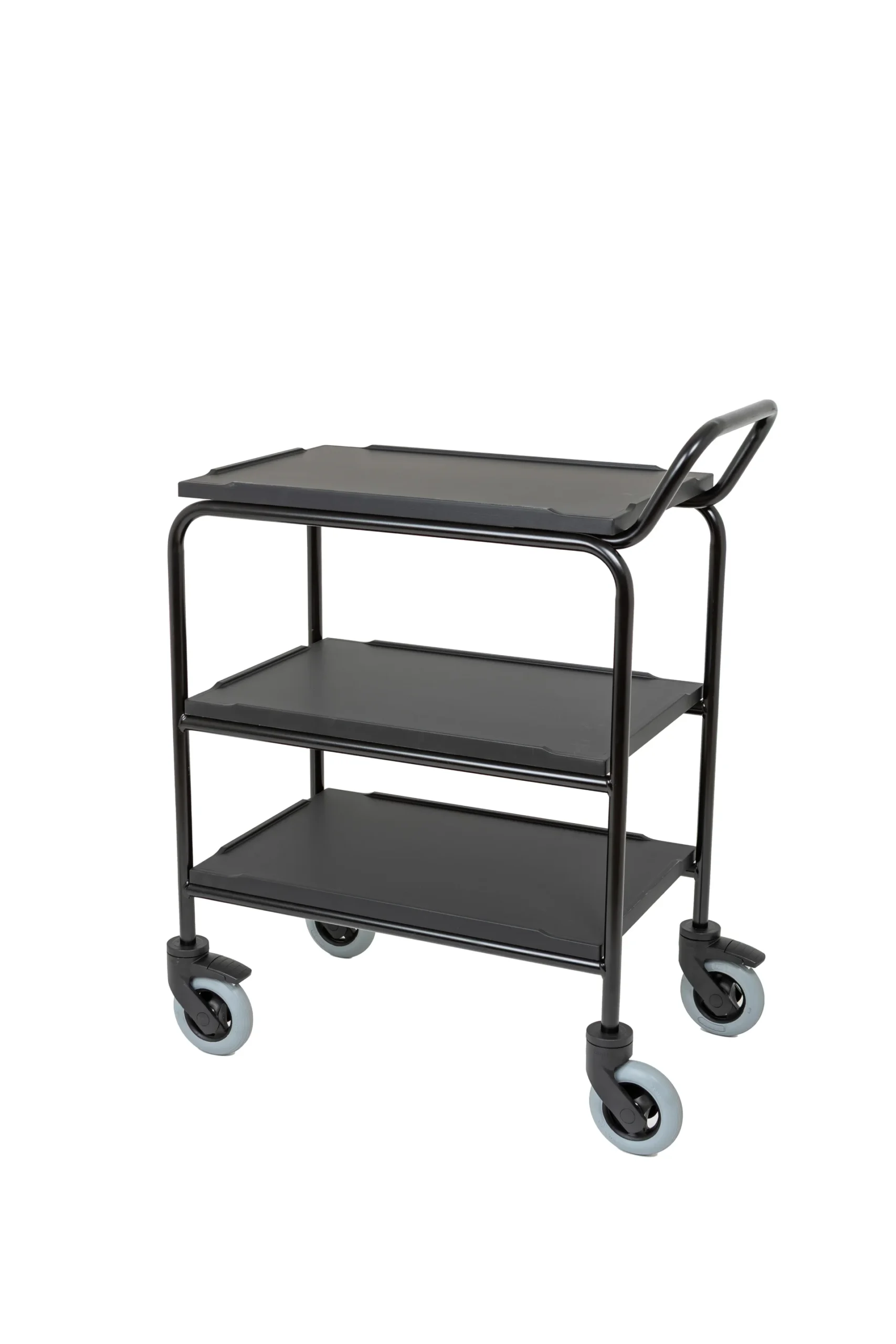 En svart verktygsvagn i tre nivåer med handtag och fyra svängbara hjul, utformad för enkel förflyttning och förvaring, mot en vit bakgrund.
