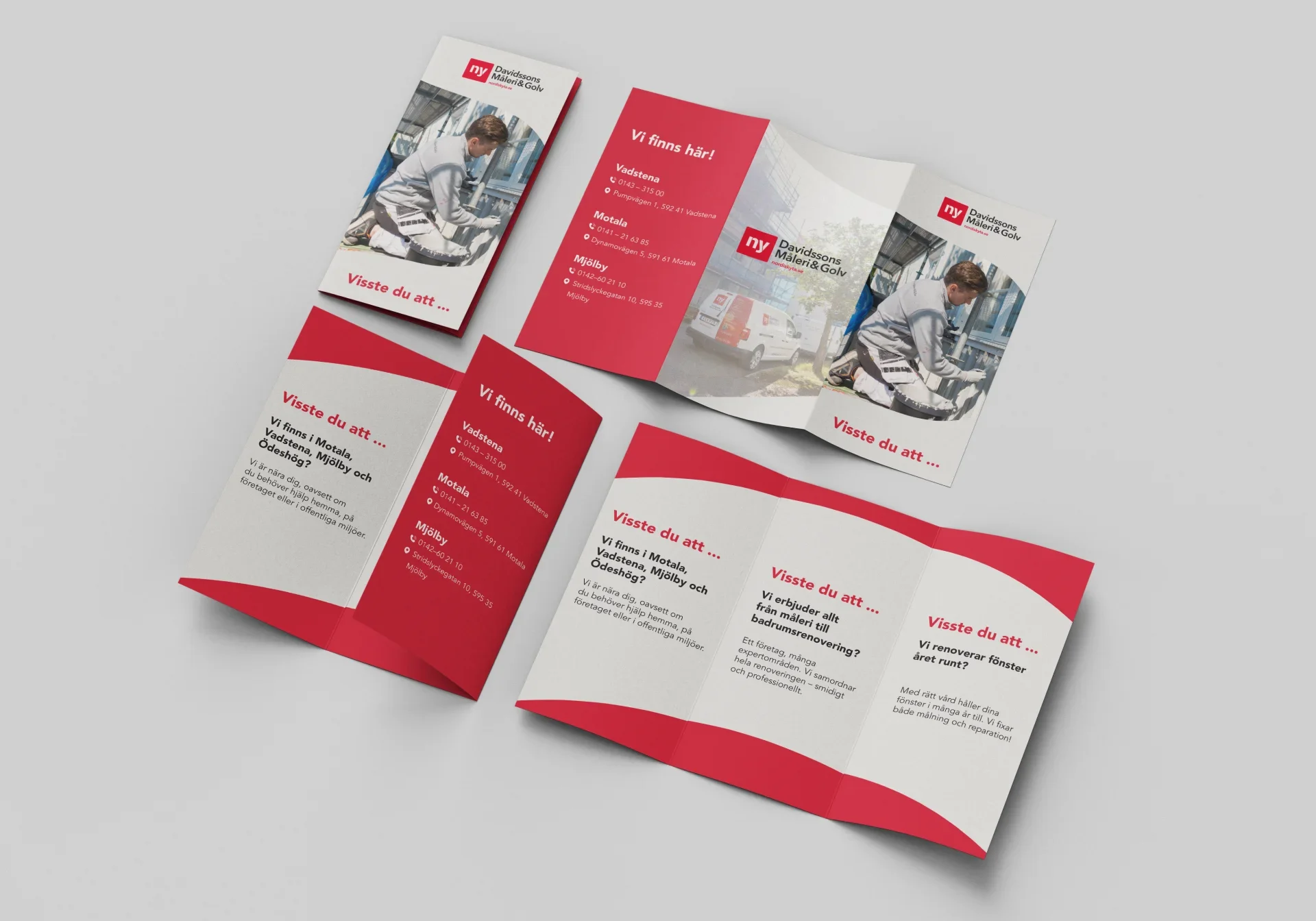 2504_folder_davidssons_mockup En röd och vit tredelad broschyr på en vit yta med svensk text, bilder på människor i arbete och olika informationsavsnitt om tjänster eller erbjudanden.
